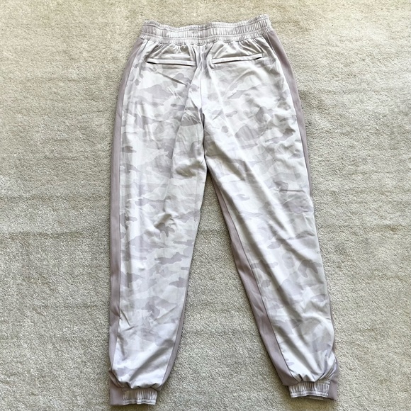 ATHLETA Brooklyn Lined Camo Jogger Size 6 Soft Cozy Warm Athleisure - Picture 3 of 11